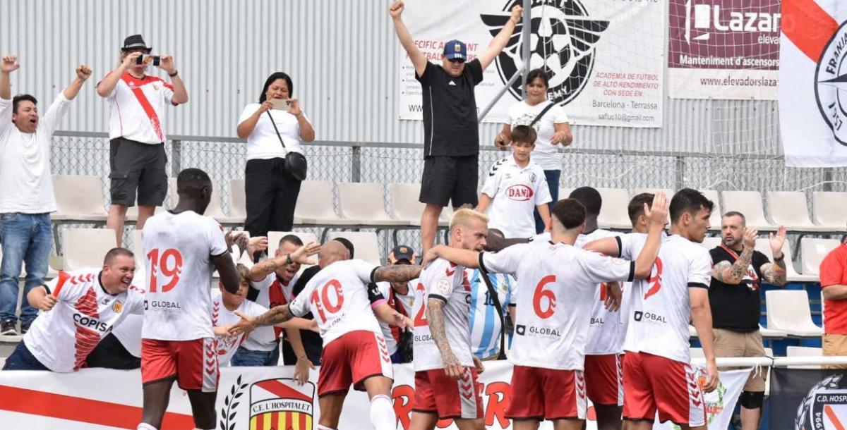 Jugadores del Hospitalet celebrando un gol del partido frente al San Cristóbal