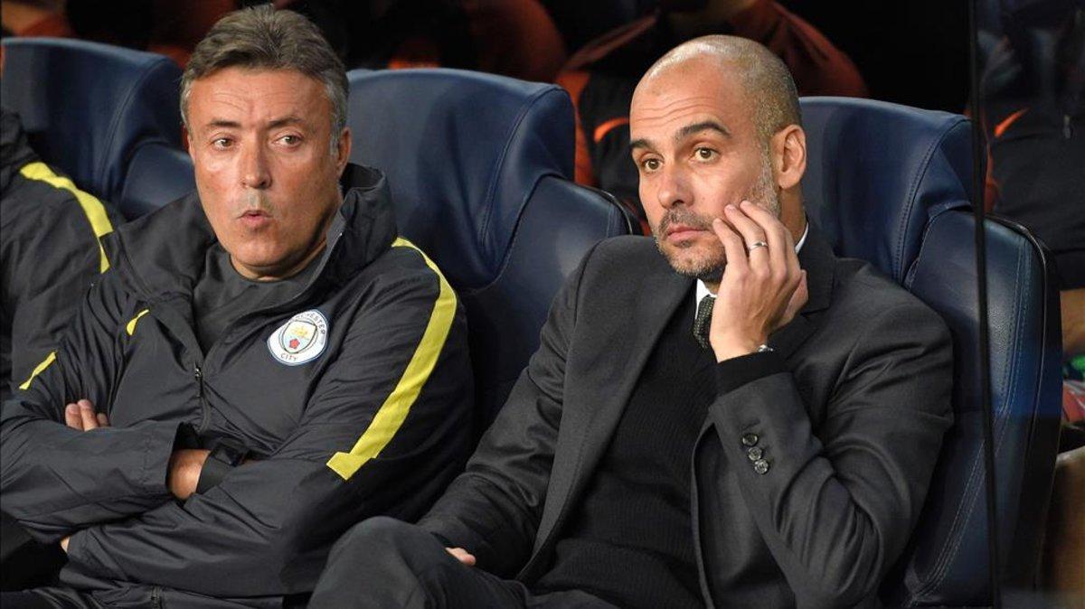 Domènec Torrent y Pep Guardiola, en el banquillo del Manchester City