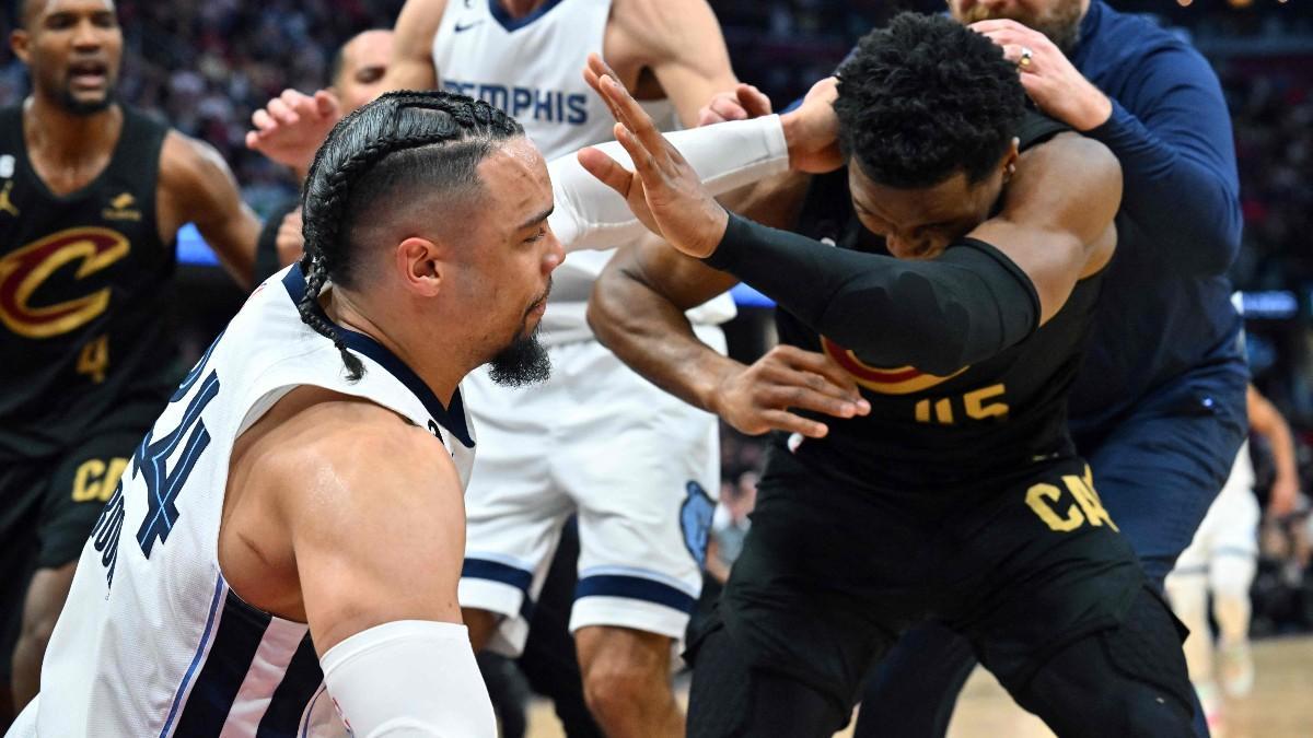 Brooks y Mitchell se engancharon durante el Cavaliers-Grizzlies