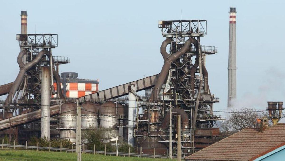 Los dos hornos altos de Arcelor en Asturias.