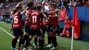 Osasuna celebra el gol de Budimir al Betis en El Sadar