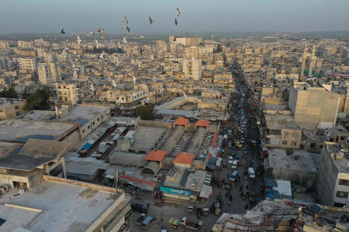 Imagen aérea de la ciudad de Idlib, último bastión opositor en Siria, el 2 de abril de 2022.