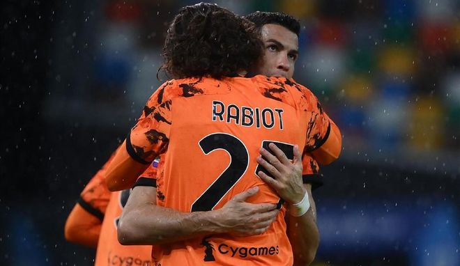 Adrien Rabiot abraza a Cristiano Ronaldo Adrien Rabiot abraza a Cristiano Ronaldo