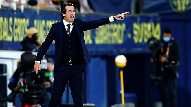 Emery, dando instrucciones durante el partido Emery, dando instrucciones durante el partido