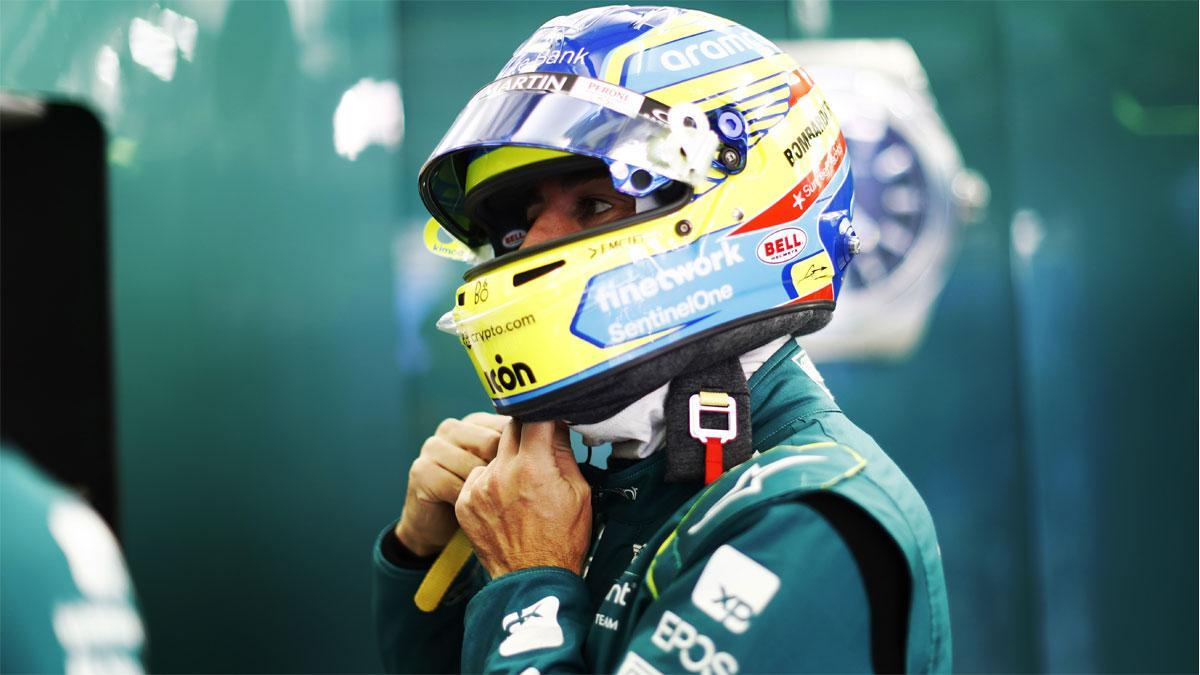Alonso se ajusta su casco antes de salir a pista