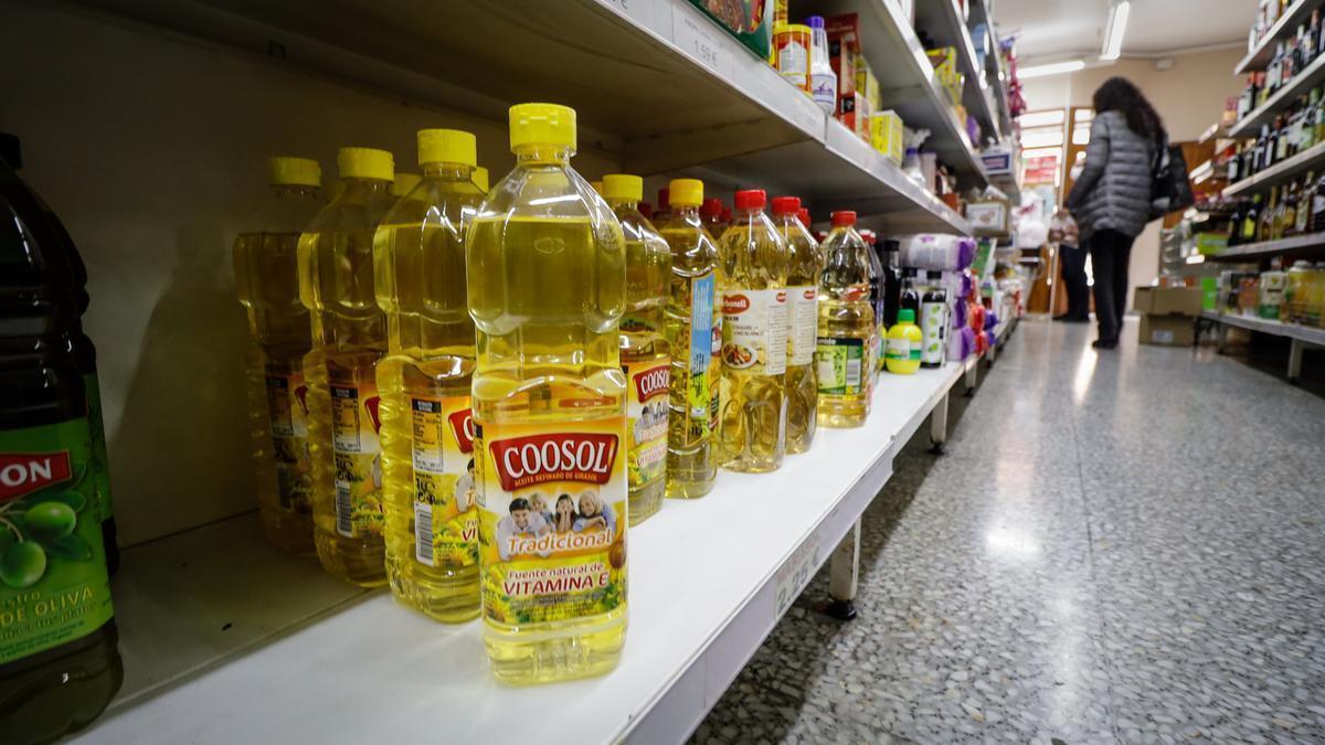 Envases de aceite en las estanterías de un supermercado de Alcoy. Envases de aceite en las estanterías de un supermercado de Alcoy.