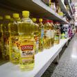 Envases de aceite en las estanterías de un supermercado de Alcoy.