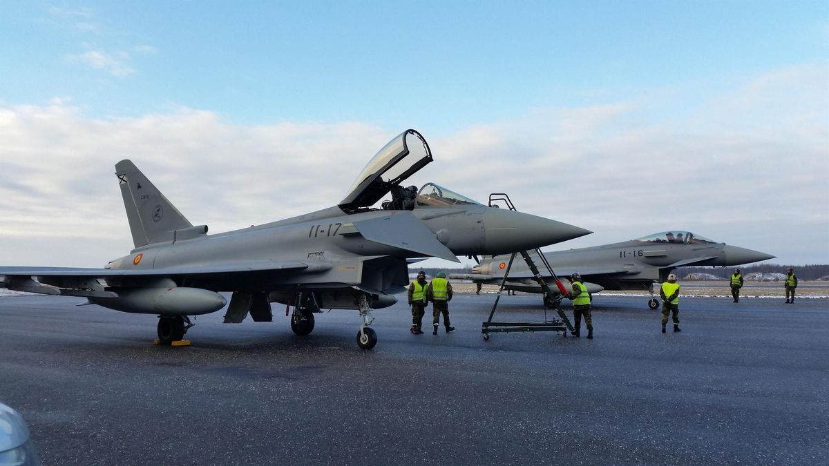 Dos aviones Eurofighters españoles en una misión de la OTAN. Dos aviones Eurofighters españoles en una misión de la OTAN.
