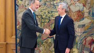 Felipe VI saluda al presidente de la Xunta de Galicia, Alfonso Rueda.