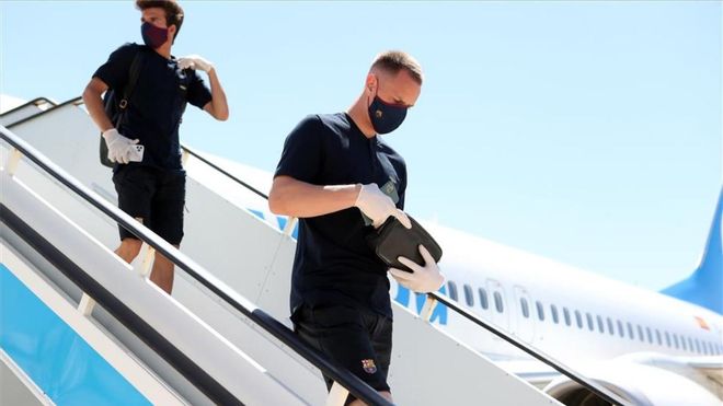 Riqui Puig y Marc-André Ter Stegen, bajando del avión durante un desplazamiento del Barcelona. Riqui Puig y Marc-André Ter Stegen, bajando del avión durante un desplazamiento del Barcelona.
