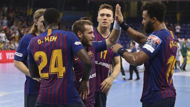 Los azulgranas se abrazan y felicitan en uno de los partidos de esta temporada. Los azulgranas se abrazan y felicitan en uno de los partidos de esta temporada.