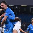 Victor Osimhen y Mario Rui celebran un gol del Nápoles al Udinese