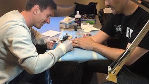 Messi le hizo un tatuaje a su tatuador oficial Messi le hizo un tatuaje a su tatuador oficial