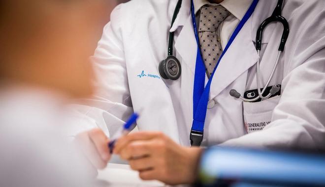 La sanidad privada admite que las pólizas de salud ‘low cost’ están saturando las consultas