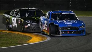 Ty Gibbs detrás de Austin Cindric Ty Gibbs detrás de Austin Cindric