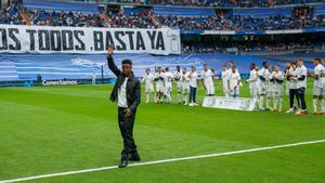 Vinicius recibió un homenaje del Santiago Bernabéu por los insultos racistas que escuchó en Mestalla