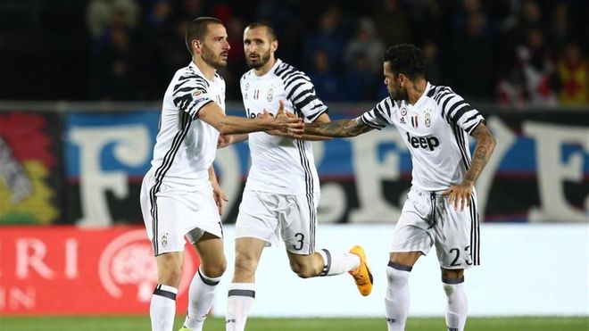 Bonucci y Alves se dan la mano durante un partido de la pasada temporada Bonucci y Alves se dan la mano durante un partido de la pasada temporada