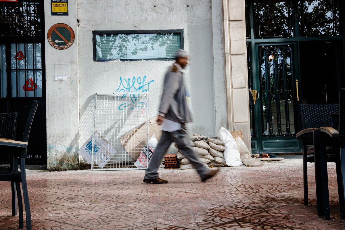 Archivo - Un hombre pasa al lado de unos sacos de obras, a 27 de octubre de 2022, en Madrid (España) Archivo - Un hombre pasa al lado de unos sacos de obras, a 27 de octubre de 2022, en Madrid (España)
