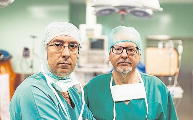 Los doctores Ayats y Oliver, antes de iniciar una intervención Los doctores Ayats y Oliver, antes de iniciar una intervención
