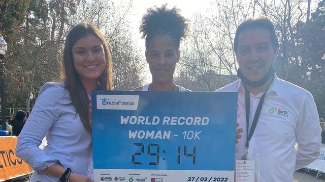 Yalemzerf Yehualaw bate el récord del mundo en la 10K Facsa Castelló