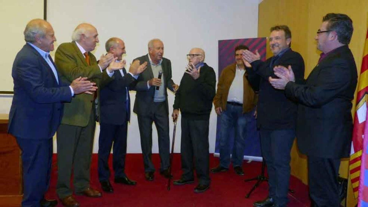 El homenaje durante el Aplec de la FPB de València i Marina Alta en Gandía. Rexach le dirige unas palabras y le rodean Zuviría, Asensi, Sánchez, Frederic Porta y los dirigentes peñísticos Salva Torres y Miquel Gomis El homenaje durante el Aplec de la FPB de València i Marina Alta en Gandía. Rexach le dirige unas palabras y le rodean Zuviría, Asensi, Sánchez, Frederic Porta y los dirigentes peñísticos Salva Torres y Miquel Gomis