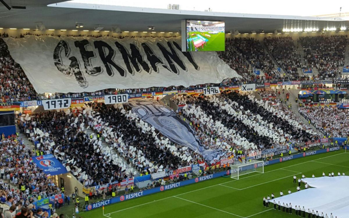 La afición alemana presumió de palmarés en el Stade Bordeaux