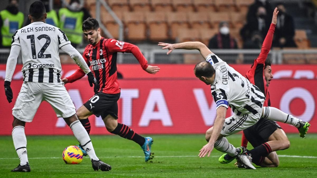 Brahim Díaz encara a Alex Sandro durante la disputa del partido Milan - Juventus