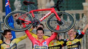 Roglic celebra la victoria en la Vuelta con sus compañeros del Jumbo