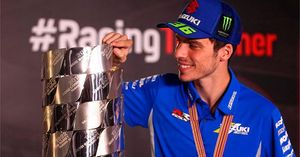 Joan Mir y el trofeo de MotoGP Joan Mir y el trofeo de MotoGP