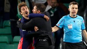 Abrazo entre Griezmann y Simeone tras la victoria in extremis ante el Porto