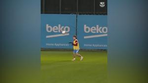 El futuro del Barça está asegurado: La espectacular puntería de Gavi recogiendo el material