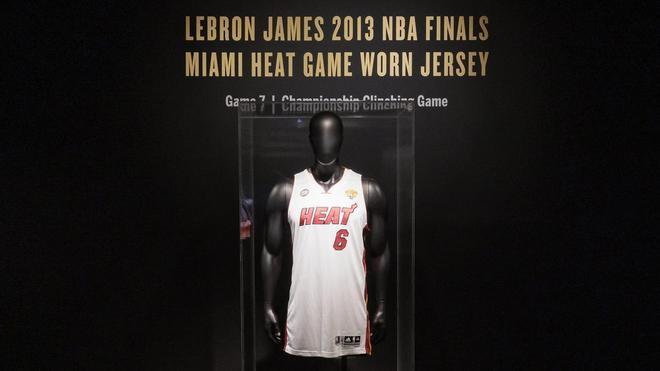 Venden la camiseta con la que LeBron James ganó su segundo anillo de la NBA por 3,68 millones de dólares