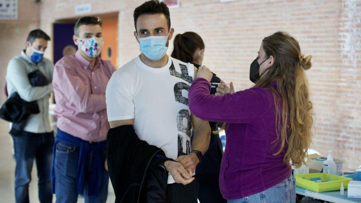 El Palacio de los Deportes ha acogido la tercera vacuna del coronavirus en Murcia.
