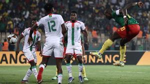 Aboubakar remata de cabeza en el partido de la Copa de África entre Burkina Faso y Camerún