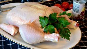 alarm¿Lavar o no lavar el pollo crudo?: resurge la polémica sobre qué hacer antes de cocinarlo.