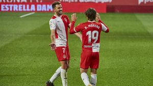 Stuani felicita a Pablo Moreno tras su gol ante el Espanyol Stuani felicita a Pablo Moreno tras su gol ante el Espanyol