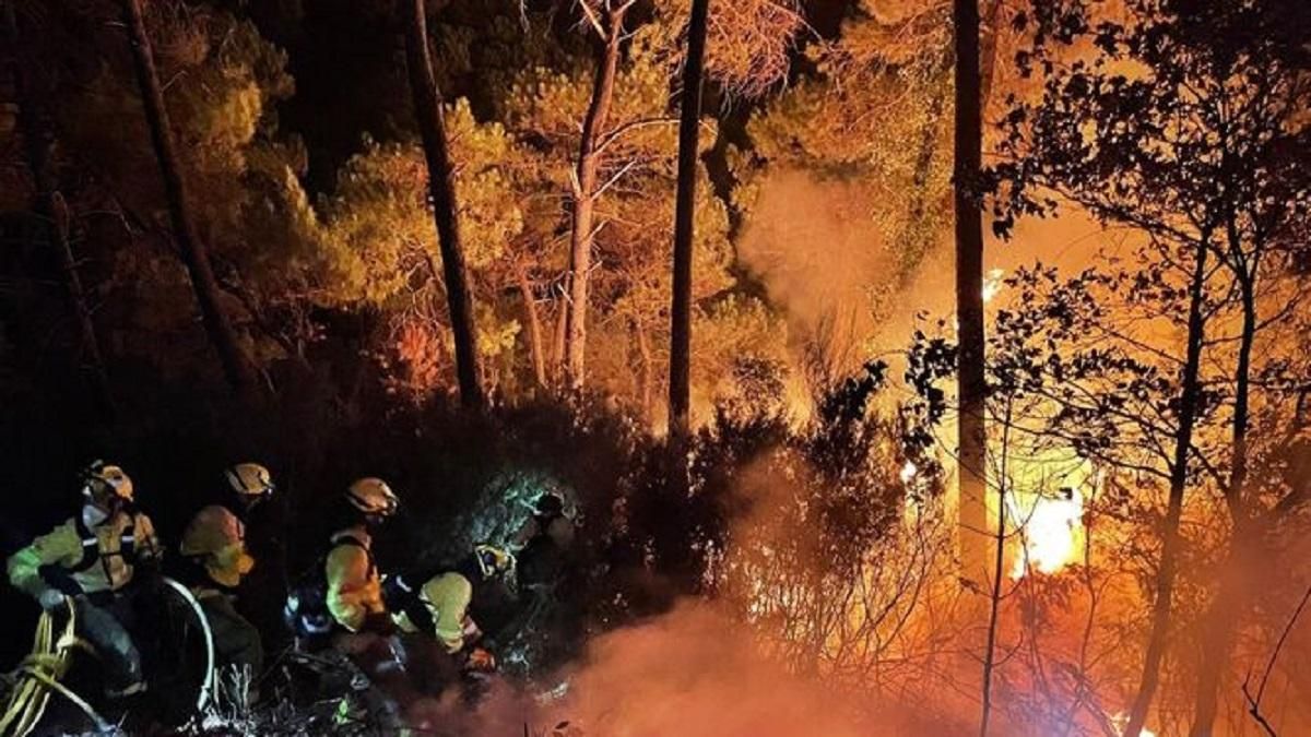 El incendio de Sierra Berbemeja tardará semanas en ser extinguido El incendio de Sierra Berbemeja tardará semanas en ser extinguido