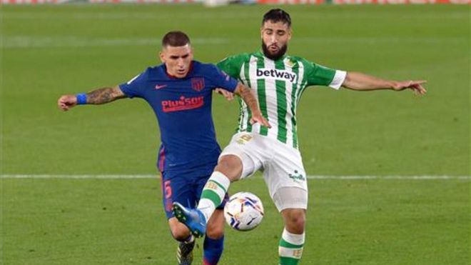 Fekir luchando el balón ante el Atlético Fekir luchando el balón ante el Atlético