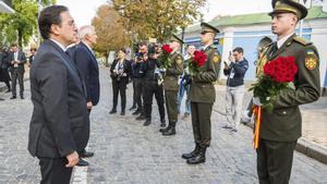 José Manuel Albares rinde homenaje en Kiev a los soldados ucranianos muertos desde 2014.