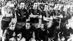 El famoso equipo del 0-5 de 1974: Mora, Rifé II, Torres, De la Cruz, Costas, Juan Carlos, Rexach, Asensi, Cruyff, Sotil y Marcial El famoso equipo del 0-5 de 1974: Mora, Rifé II, Torres, De la Cruz, Costas, Juan Carlos, Rexach, Asensi, Cruyff, Sotil y Marcial