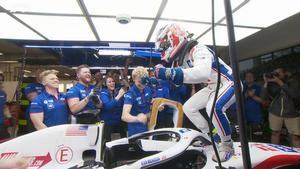 Kevin Magnussen celebra la primera pole de su carrera en la F1, con euforia desatada en el box de Haas en Brasil