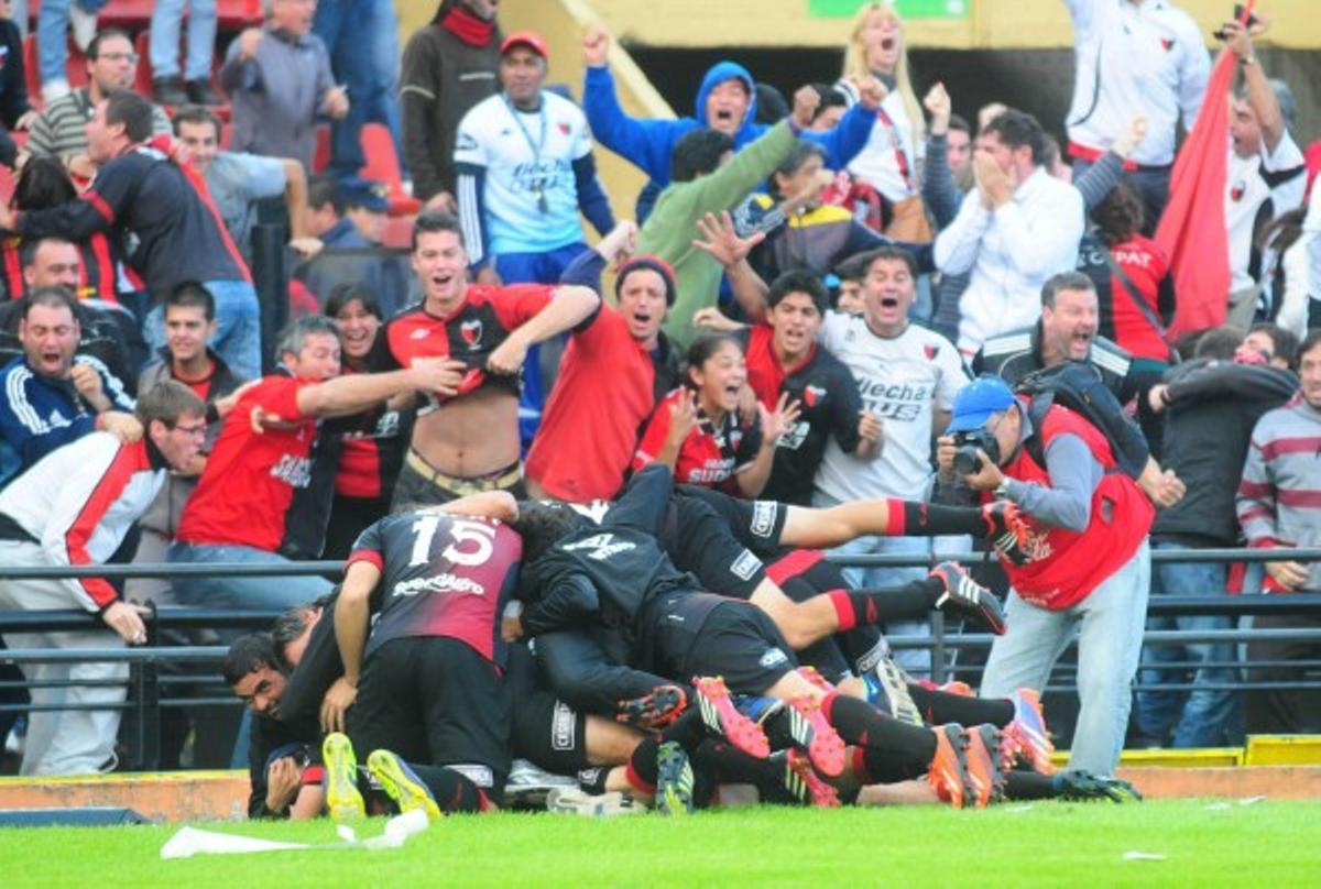 Los jugadores de Colón celebran un gol.