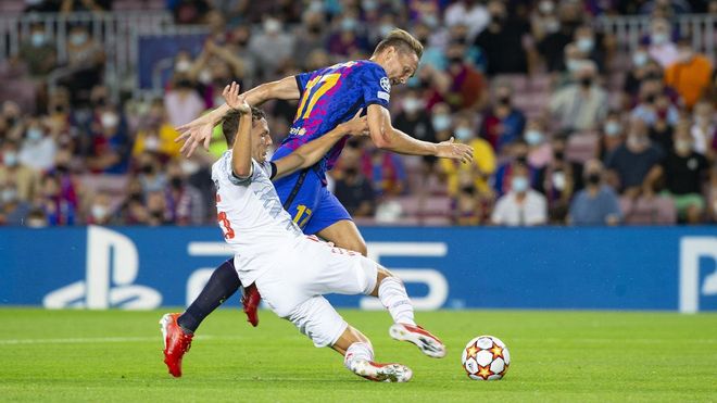 Luuk De Jong disputa el balón con Joshua Kimmich durante el Barça-Bayern de la Champions 2021/22 Luuk De Jong disputa el balón con Joshua Kimmich durante el Barça-Bayern de la Champions 2021/22