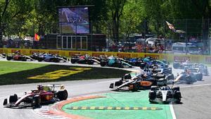 Leclerc, Russell y el resto de pilotos, tras la salida en Monza