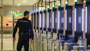 Un policía en el aeropuerto de Ibiza.