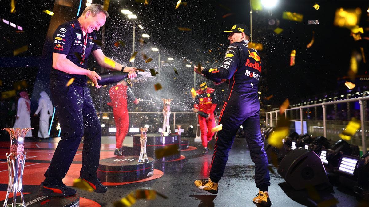 Verstappen celebra su primer triunfo de la temporada frente a los dos Ferrari de Leclerc y Sainz en Arabia