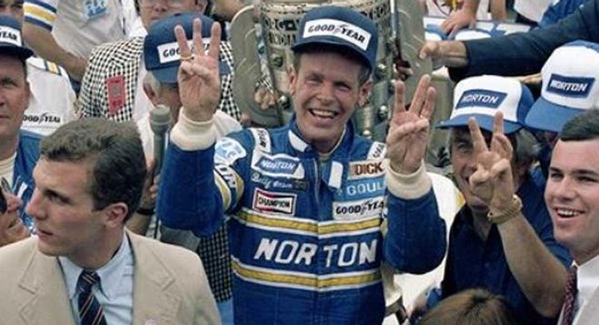 Bobby Unser, durante un homenaje en el circuito de las 500 Millas. Bobby Unser, durante un homenaje en el circuito de las 500 Millas.