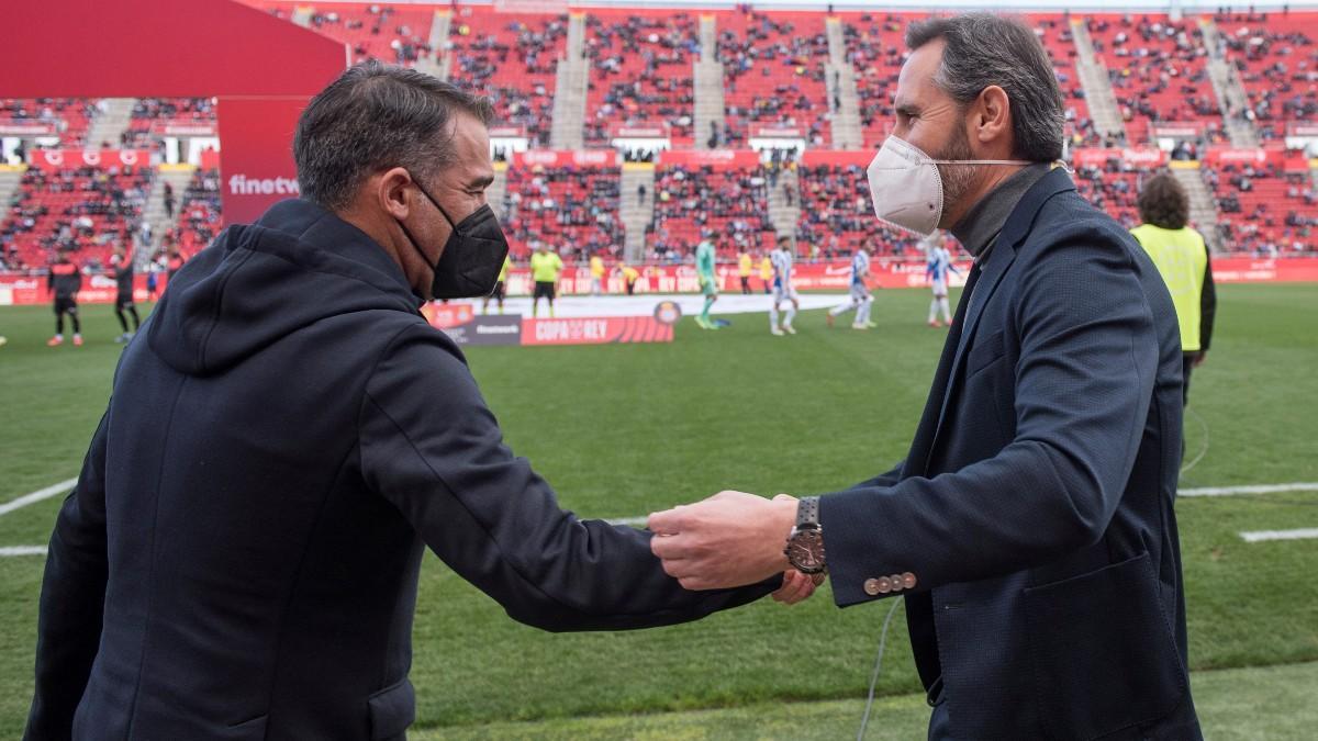 Luis García y Vicente Moreno se saludan antes del duelo copero