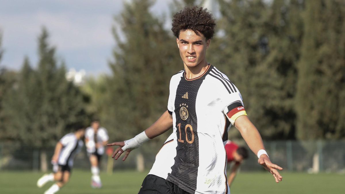 تدريبات برشلونة تشهد مشاركة اللاعب الشاب نوح دارفيتش من الفريق الرديف