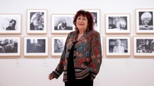 La fotógrafa Pilar Aymerich en el Círculo de Bellas Artes de Madrid, que acoge su primera gran retrospectiva.